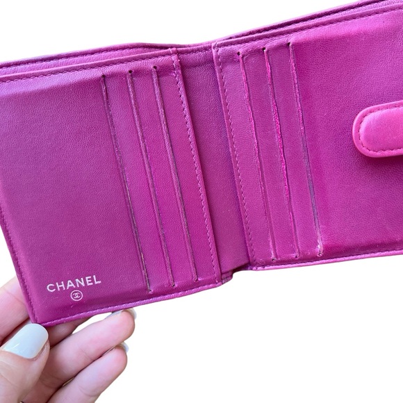 CHANEL camellia wallet in pink with raspberry interior. Hologram in tact. Chain. - Picture 2 of 9